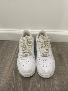 White Athletic Sneakers - Classic Low-Top